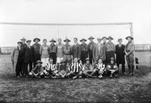 Los jugadores del KR y del Fram posan con los scouts en el Melavöllur (1913)